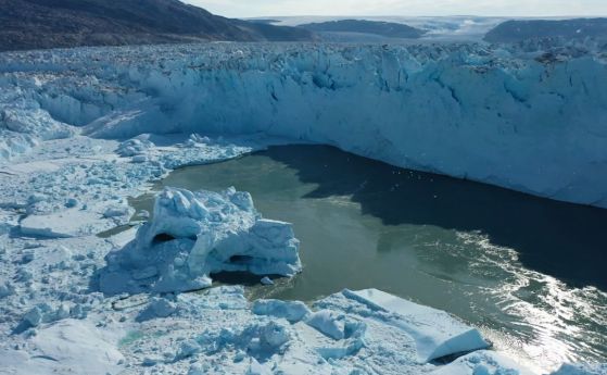 Дрон засне видео на топящ се ледник Гренландия