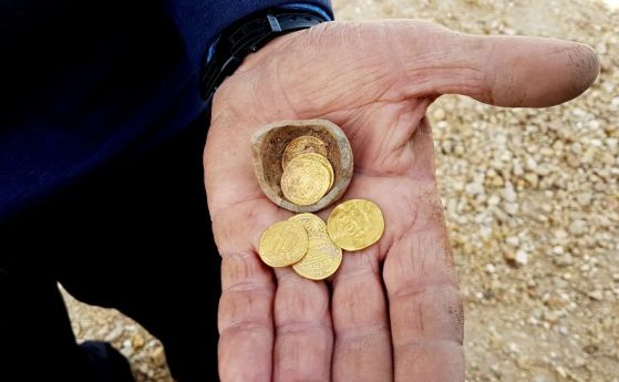 Археолози откриват тайна "касичка", съдържаща златни монети на 1 200 години в Израел