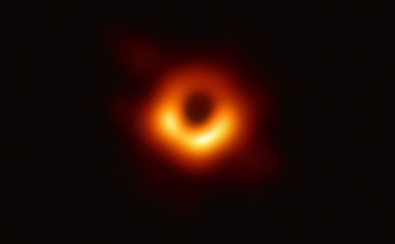 На тази дата бе показана първата реална снимка на сянката на черна дупка