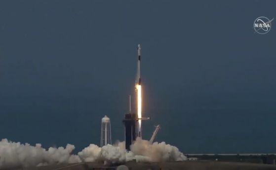 SpaceX успешно изстреля в орбита за първи път екипаж. Нова ера в космическите полети (видео)