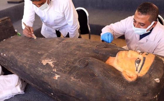 Още 100 непокътнати саркофага се присъединяват към откритието на годината в Египет