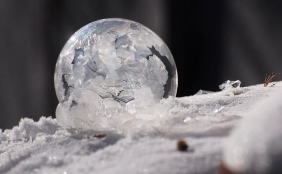 Сапунено балонче замръзва в преливащ се снежен глобус във впечатляващо ново видео