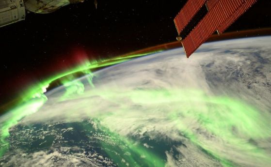 Астронавт прави зашеметяваща снимка на полярни сияния над Земята