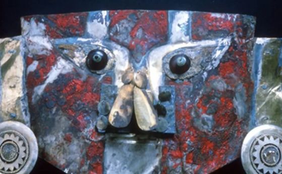 Древна златна маска от Перу е боядисана с човешка кръв