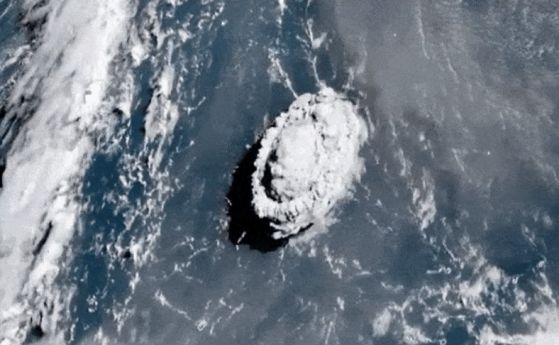 Огромно изригване на подводен вулкан в Тонга, заснето на видео от сателит