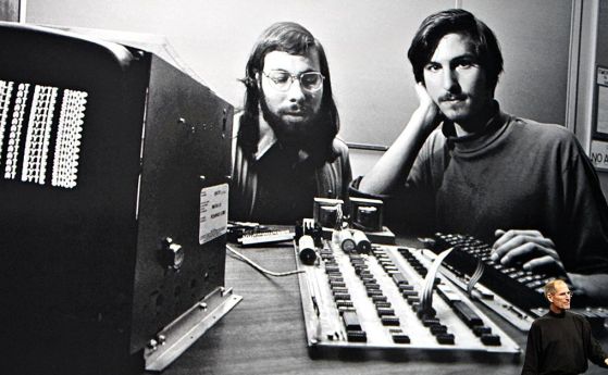 През 1976 г. Стив Джобс и Стив Возняк регистрират Apple Computer.