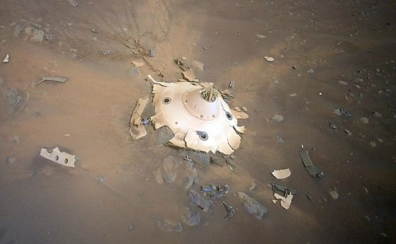Хеликоптерът на НАСА Ingenuity засне останките на космическия кораб на Марс, с който е пристигнал