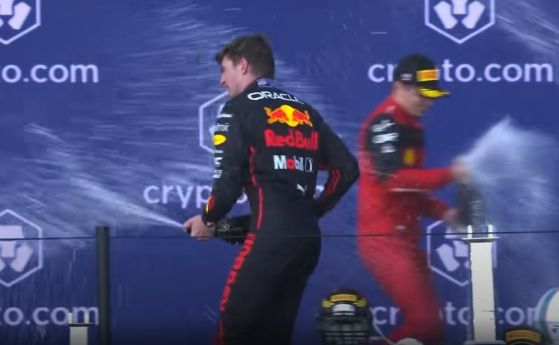 Макс Верстапен празнува победата си във Формула 1 със шампанско