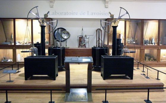 На 25 юни 1783 г. Лавоазие е открил, че водата е съединение на водород и кислород