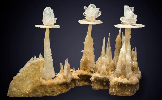 Жълтеникаво бял кристал от калцит, образуван в пещера
