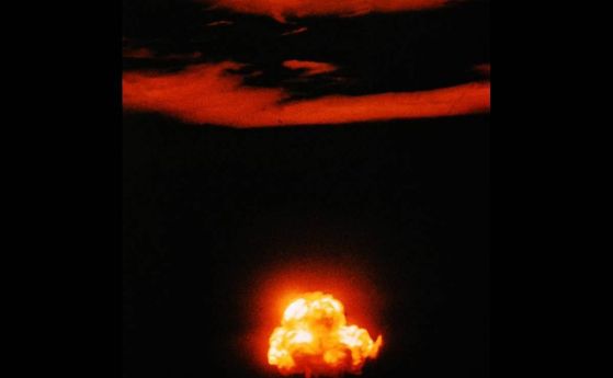  Експлозията на теста Тринити, 0.016 сек. след взрива, 16 юли 1945 г.  Най-високата точка на полукълбото е около 200 метра.