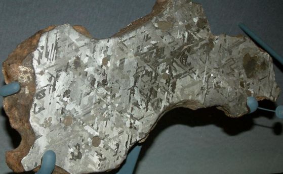 Октаедрит с голям, изрязан, полиран с азотна киселина срез от парче от метеорита 