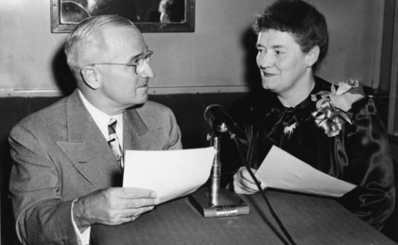 Президентът Хари труман и Индия Едуардс, изпълнителен директор на женския отдел на Националния демократичен комитет дават радио интервю през 1948 г. 