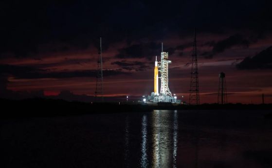 Лунната ракета "Артемис I" напуска стартовата площадка преди урагана Иън