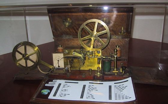 На 6 януари 1838 г. Самюел Морз демонстрира как работи телеграфът