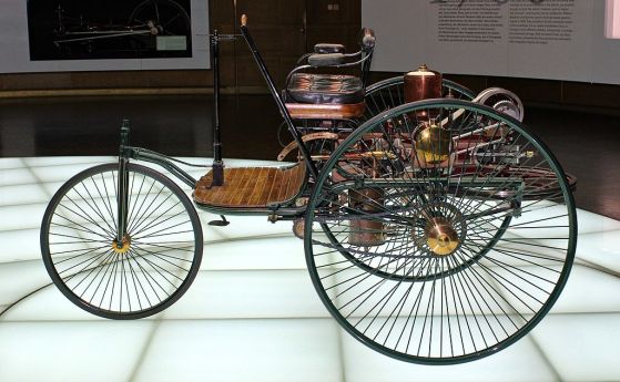 Патентованият през 1886 г. автомобил Benz Patent Motorwagen (реплика)