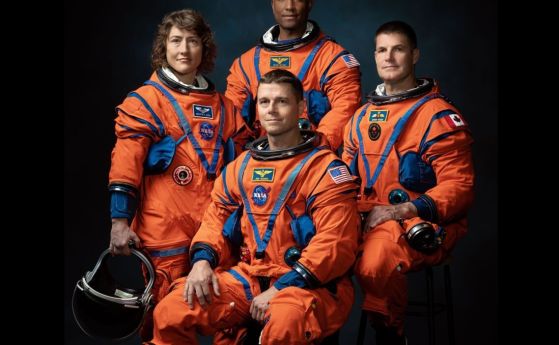 Екипажът на мисията Артемис II на НАСА (отляво надясно): астронавтите на НАСА Кристина Хамок Кох, Рийд Уайзман (седнал), Виктор Глоувър и астронавтът на Канадската космическа агенция Джереми Хансен.