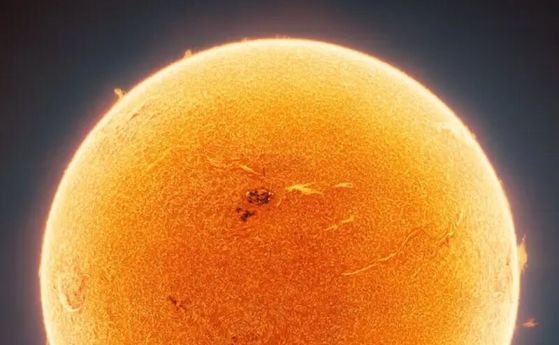 В тази снимка на Слънцето се крие нещо, създадено от хората. Виждате ли го?