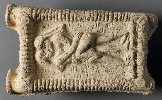 Глинен модел от Месопотамия, датиран около 1800 г. пр.н.е., показва целуваща се двойка. Оригиналът се съхранява в Британския музей. 