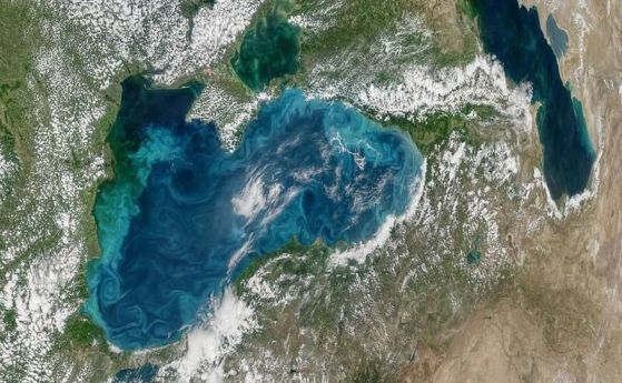 Черно море изглежда тюркоазено