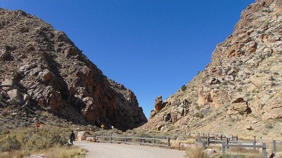 Два пустинни хълма се срещат във V-образна форма в Пароуан Гап в Юта