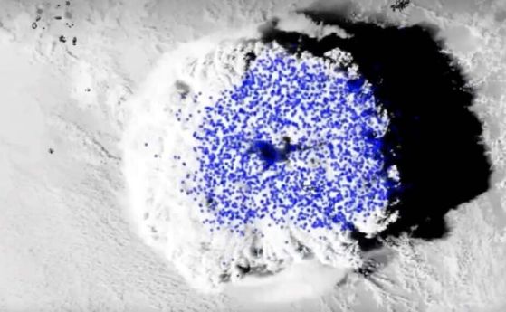  На сателитна снимка на изригването мълниите са отбелязани със сини точки.