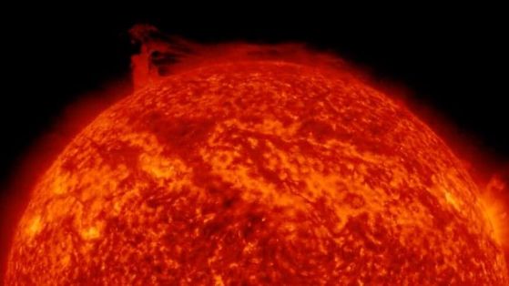 Снимка на слънцето в близък план с ореол от плазма, който се върти около Северния полюс на звездата