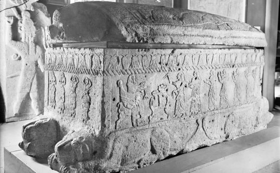 Саркофаг на Ахирам, цар на Библос (Финикия) през XIII-X в. пр.н.е. Върху него е най-стария надпис на финикийската азбука. Съхранява се в Националния музей на Бейрут.