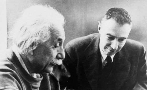 Айнщайн и Опенхаймер през 1947 г.