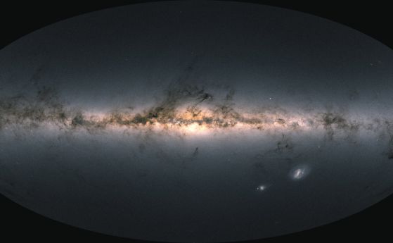 Това не е изображение на Млечния път. Всяка точка светлина е източник, който е документиран и анализиран като част от мисията Gaia. Каталогът обединява 1,7 милиарда източника във вярно представяне на Млечния път и на нашите двама най-близки галактически с