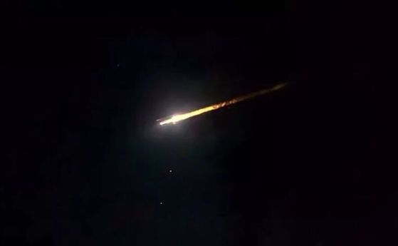 Проблясъците от светлина, пронизващи тъмното небе в Мелбърн, вероятно са от останките от руска ракета Союз-2, навлизаща отново в земната атмосфера.