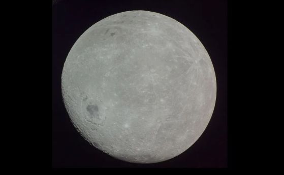 Обратната страна на Луната се вижда ярко на фона на тъмнината на космоса