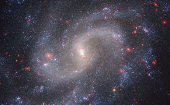 Комбинирано изображение от Хъбъл и JWST на галактиката NGC 5584, отдалечена на 72 милиона светлинни години.