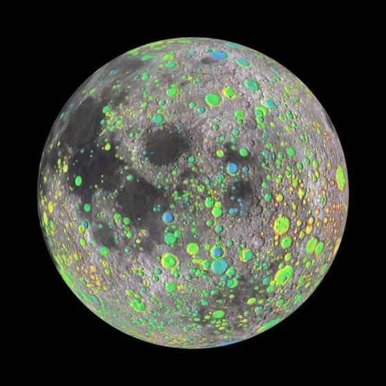 Снимка на Луната с подчертани кратери.