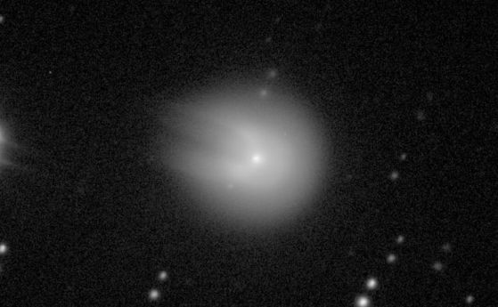Кометата 12P/Понс-Брук (12P), заснета на 8 октомври, с ясно видими 'рога' в комата на кометата.