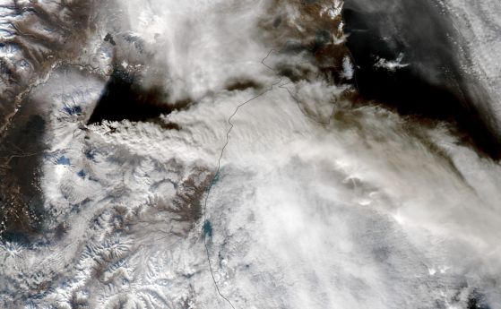 Сателитно изображение на вулкана Ключевская Сопка на руския полуостров Камчатка, получено на 1 ноември 2023 г. от сателита Aqua на НАСА.