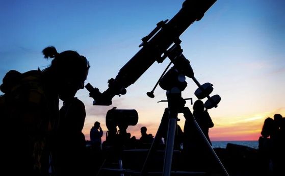 В момента Сатурн се вижда на вечерното небе, което го прави отличен момент за наблюдение на пръстените му с телескоп. Дори да изчезнат 2025 г, ще се появят отново.