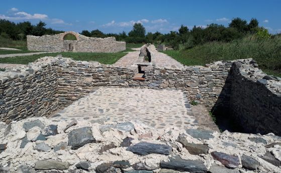 Тази снимка показва римски акведукт, който е снабдявал с вода Виминациум, голям римски град на територията на днешна Сърбия