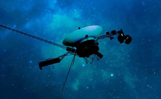 Космическият кораб Вояджър 1 на НАСА е изобразен в концепцията на този художник, пътуващ през междузвездното пространство, в което навлезе през 2012 г. Пътувайки по различна траектория, неговият близнак Вояджър 2 навлезе в междузвездното пространство през