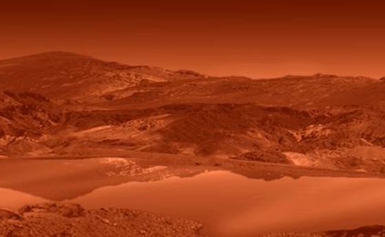 Повърхността на Титан, както си я представя художник. Сатурн на заден план. Титан е с мъглива атмосфера, тъмни дюни и огледално гладки езера и морета, които приличат на земните. На тези басейни са от течни въглеводороди, а нови изследвания предполагат, че