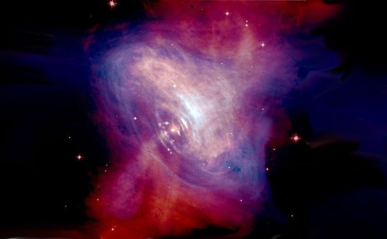 Мъглявината Рак, която съдържа пулсара Рак (червената звезда в центъра). Изображението съчетава оптични данни от Хъбъл (в червено) и рентгенови изображения от Чандра (в синьо). 