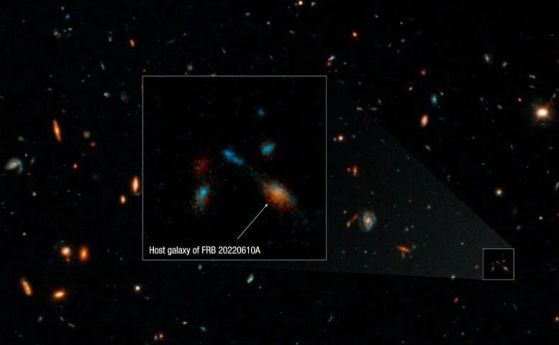 Изображение от космическия телескоп Хъбъл на галактиката домакин на изключително мощен бърз радиоизблик, FRB 20220610A. Чувствителността и остротата на Хъбъл разкриват компактна група от множество галактики, които може да са в процес на сливане. Те са същ