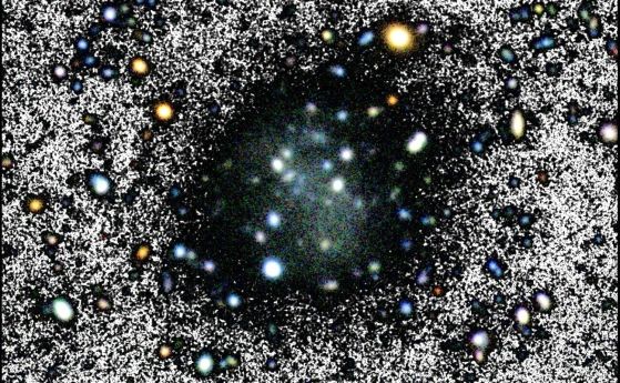 Галактиката Nube. Фигурата е композиция от цветно изображение и черно-бяло изображение, за да изпъкне на фона.