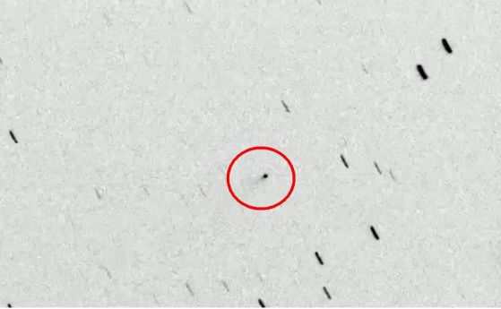 Спускаемият апарат Peregrine на Astrobotic (в червения кръг) задейства тласкачи, докато навлиза отново в атмосферата над Австралия.