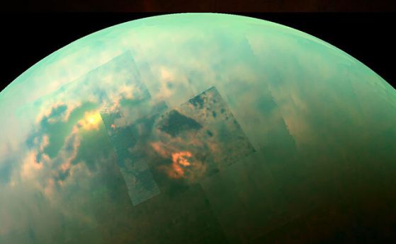 Близък инфрачервен изглед на Титан, показващ блестящите му морета.