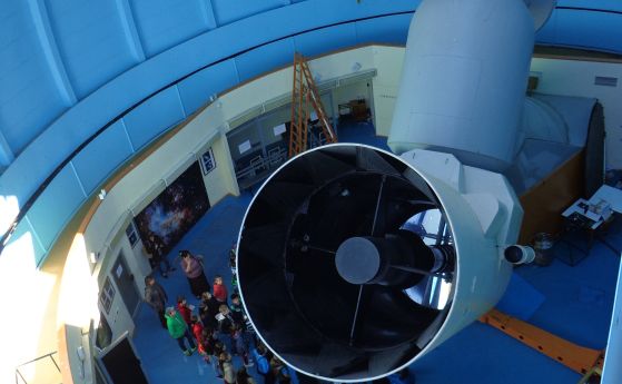 Телескопът с 2-метрово огледало в НАО Рожен.