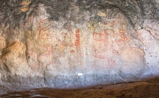 Стена на пещера в Патагония е покрита с изображения на няколко големи фигури и форми, направени с някакъв червен материал за рисуване. Някои произведения на изкуството в тази пещера датират отпреди 8200 години.