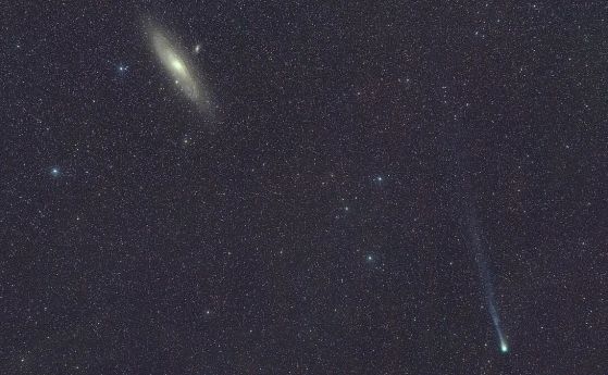  12P/Понс-Брукс (долу вдясно) в момента е в непосредствена близост до галактиката Андромеда (горе вляво) в нощното небе,