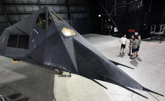 Съгласно неотдавна публикувания доклад на Пентагона, препратките към стелт изтребител F-117A Nighthawk, показан тук, изложен в Националния музей на военновъздушните сили на САЩ, очевидно са били погрешно тълкувани като среща с извънземна технология.