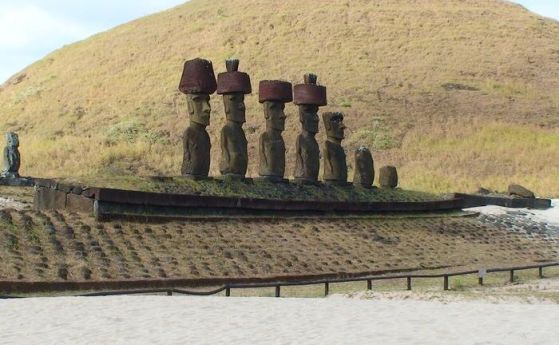 Аху Нау Нау, един от най-ранните церемониални комплекси на Великденския остров